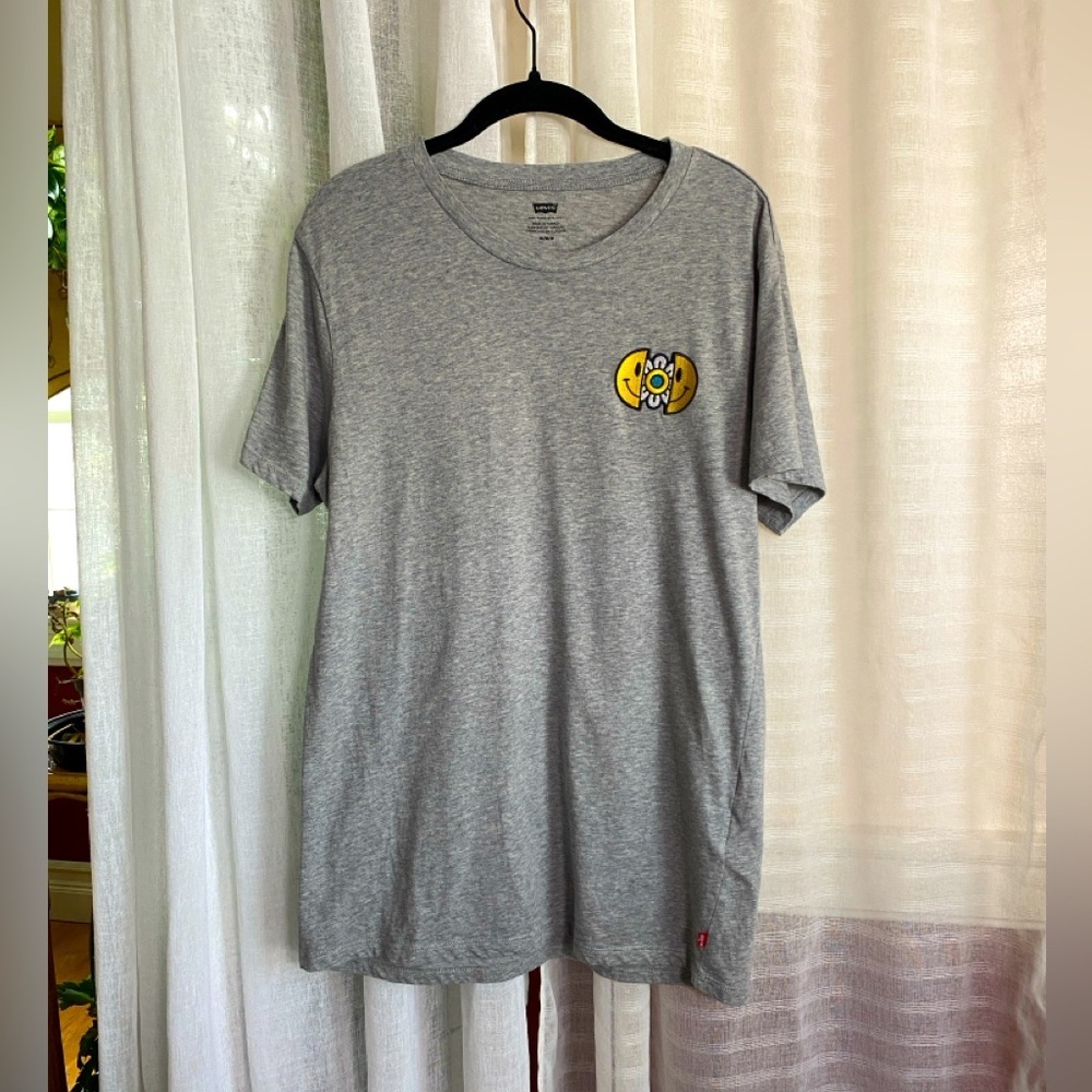 Levi’s Short Sleeve T-shirt Flower Patch Size Medium EUC